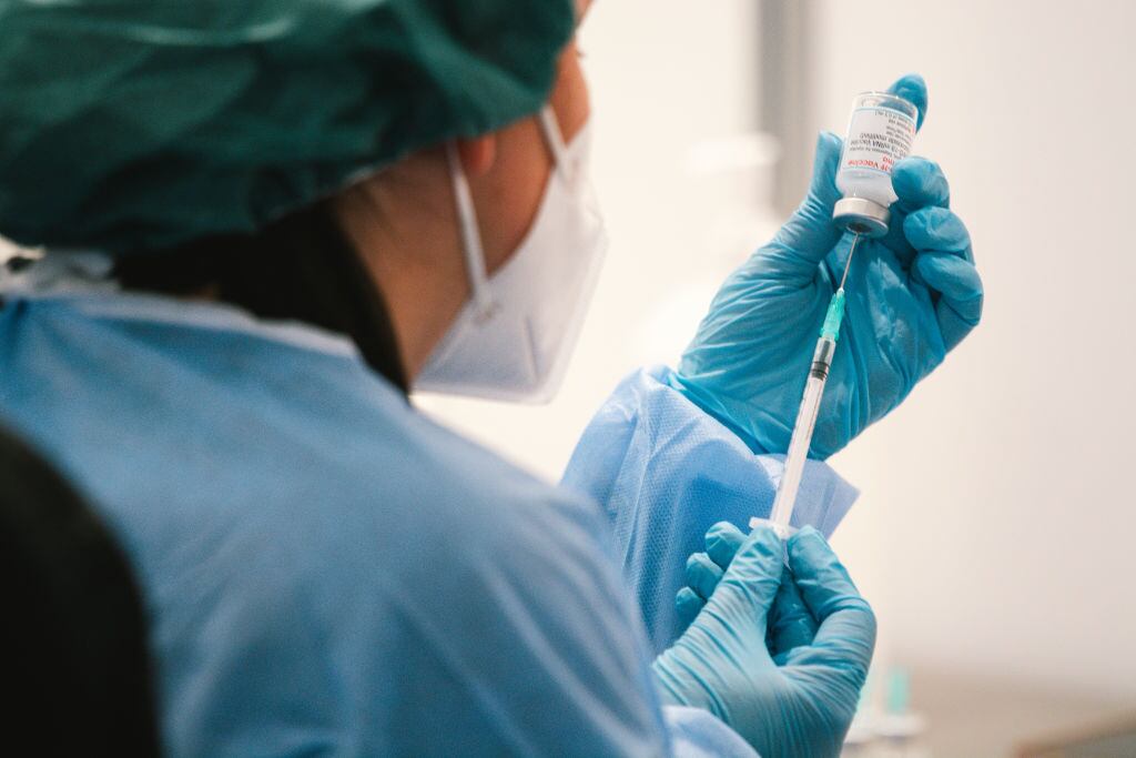 Trabajadora de la salud prepara dosis de la vacuna anticovid en Alemania