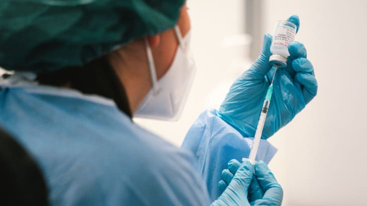 Reconocida farmacéutica anuncia planes para lanzar vacuna combinada contra influenza y Covid