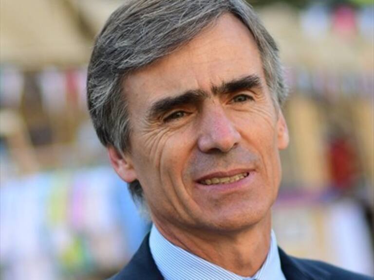 Ministro Valente se negó a responder por qué su hijo participó en reuniones oficiales de la OCDE