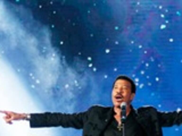 Lionel Richie rindió homenaje a Michael Jackson en su paso por Viña 2016