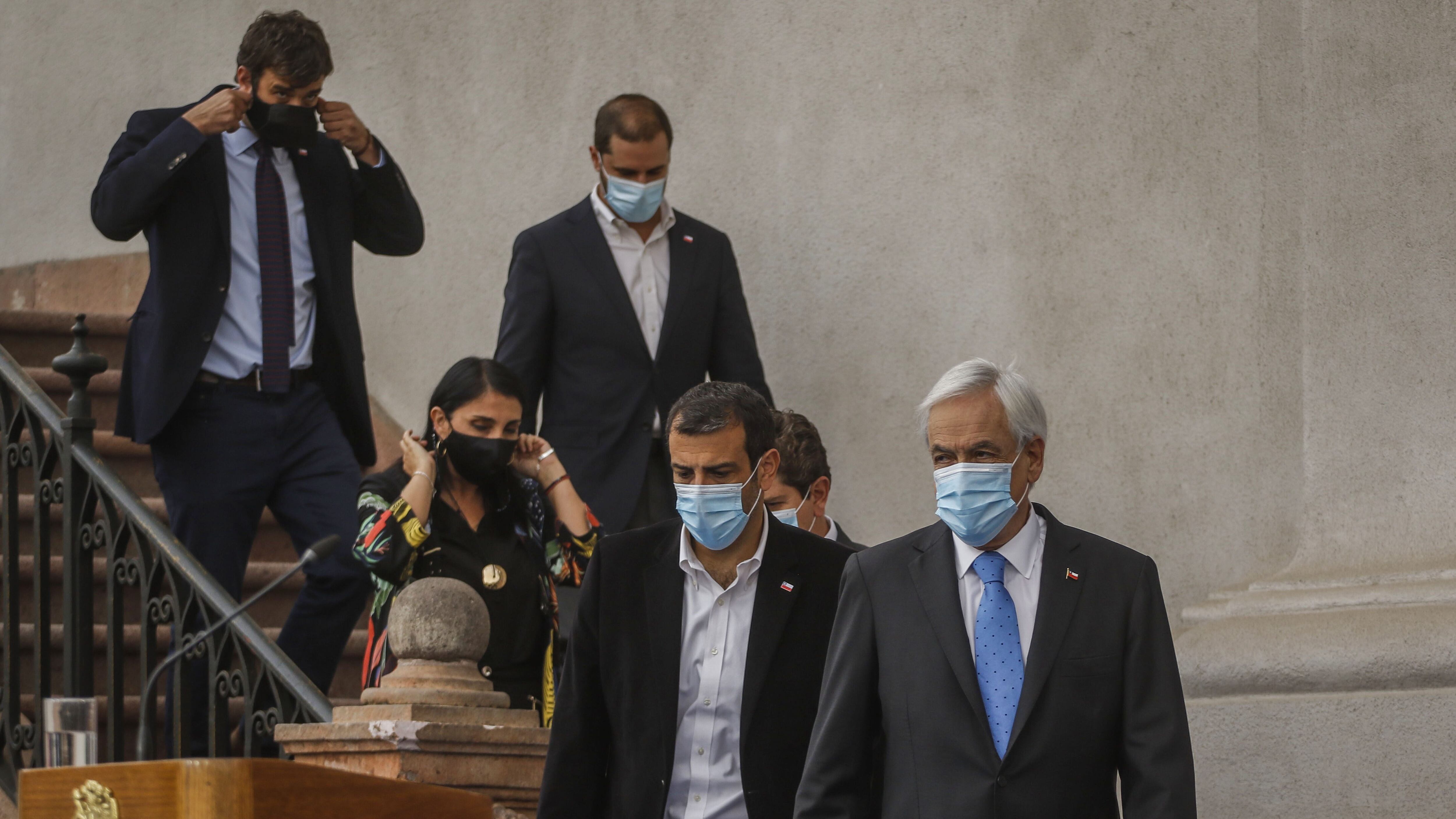 19 de abril del 2021/SANTIAGOEl presidente de la Republica, Sebastián Piñera, junto a sus ministros del Comité político, bajan las escaleras para realiza un punto de prensa, donde informa el aumento de cobertura del IFE, en el patio de los Naranjos del Palacio de la Moneda.
FOTO: SEBASTIAN BELTRAN GAETE/AGENCIAUNO
