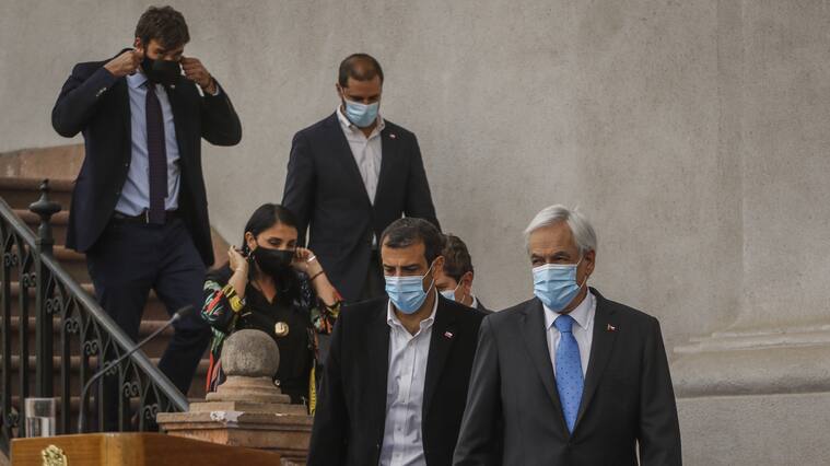 19 de abril del 2021/SANTIAGOEl presidente de la Republica, Sebastián Piñera, junto a sus ministros del Comité político, bajan las escaleras para realiza un punto de prensa, donde informa el aumento de cobertura del IFE, en el patio de los Naranjos del Palacio de la Moneda.
FOTO: SEBASTIAN BELTRAN GAETE/AGENCIAUNO