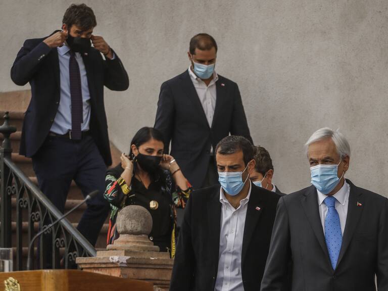 19 de abril del 2021/SANTIAGOEl presidente de la Republica, Sebastián Piñera, junto a sus ministros del Comité político, bajan las escaleras para realiza un punto de prensa, donde informa el aumento de cobertura del IFE, en el patio de los Naranjos del Palacio de la Moneda.
FOTO: SEBASTIAN BELTRAN GAETE/AGENCIAUNO