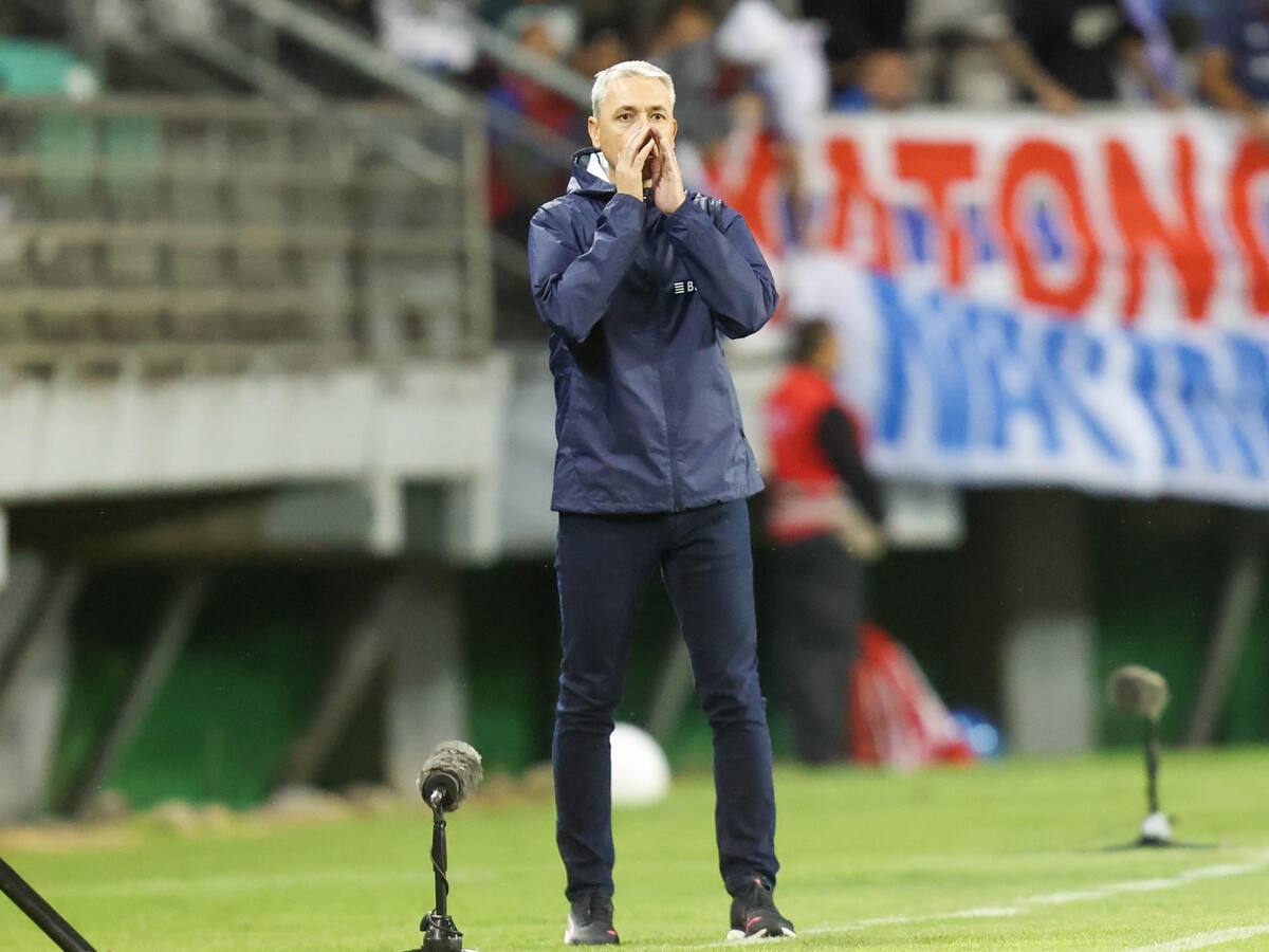 “Tiago ya se va”: Hinchas de la UC piden la salida del DT tras caer ante Unión La Calera en Copa Chile