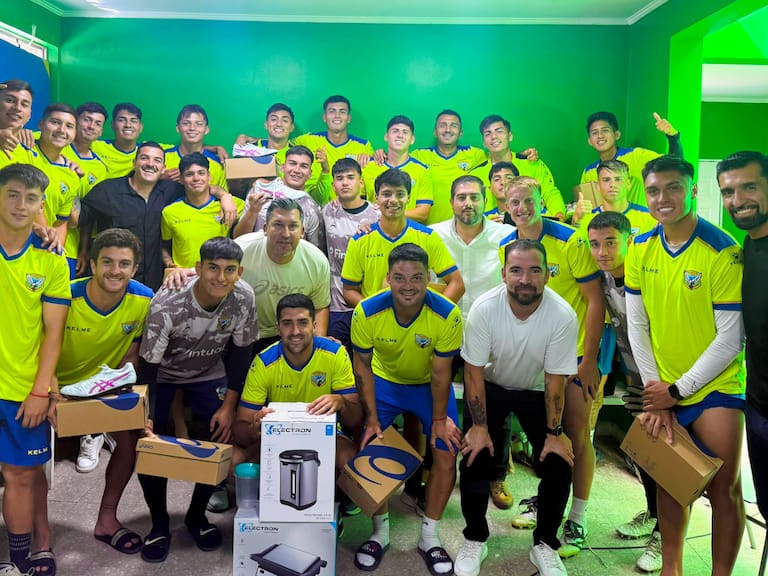 SIFUP dona zapatos de fútbol al plantel profesional que sufrió robo de su indumentaria