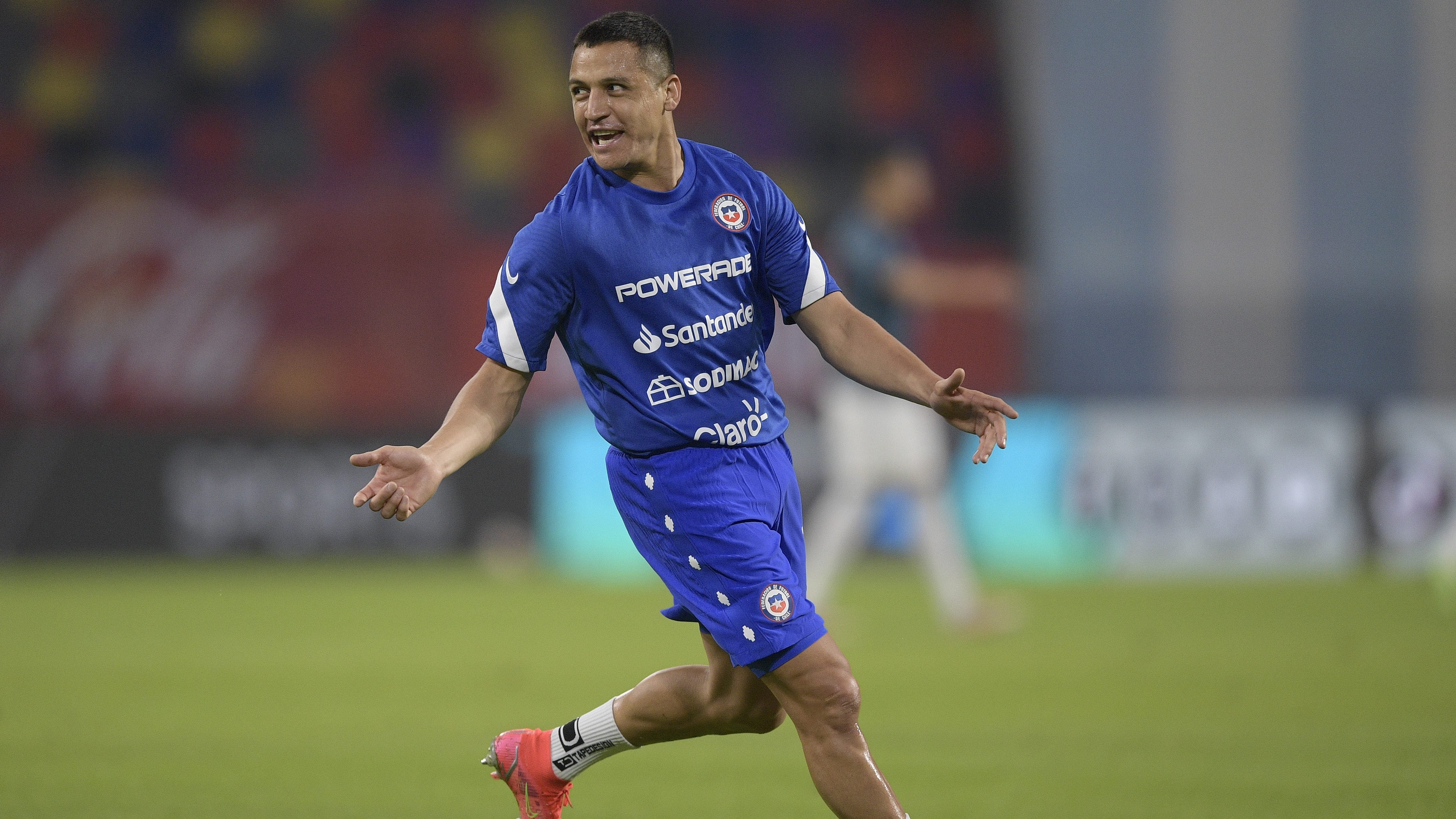 SANTIAGO DEL ESTERO, ARGENTINA - JUNE 03: Alexis Sanchez of Chile warms up before a match between Argentina and Chile as part of South American Qualifiers for Qatar 2022 at Estadio Unico Madre de Ciudades on June 03, 2021 in Santiago del Estero, Argentina. (Photo by Juan Mabromata - Pool/Getty Images)