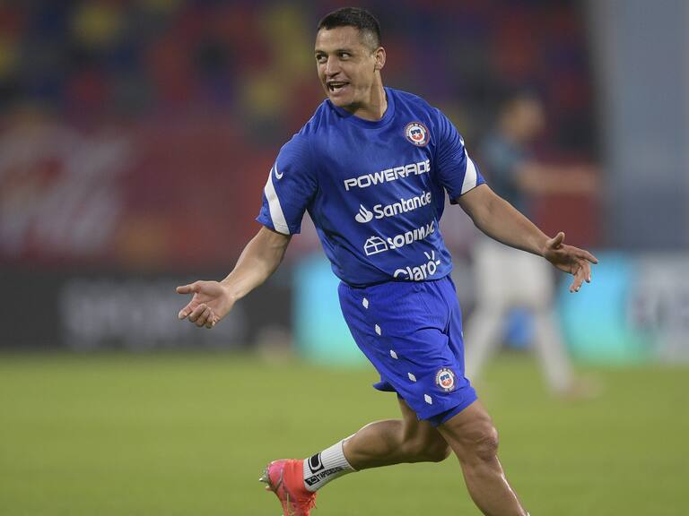 SANTIAGO DEL ESTERO, ARGENTINA - JUNE 03: Alexis Sanchez of Chile warms up before a match between Argentina and Chile as part of South American Qualifiers for Qatar 2022 at Estadio Unico Madre de Ciudades on June 03, 2021 in Santiago del Estero, Argentina. (Photo by Juan Mabromata - Pool/Getty Images)