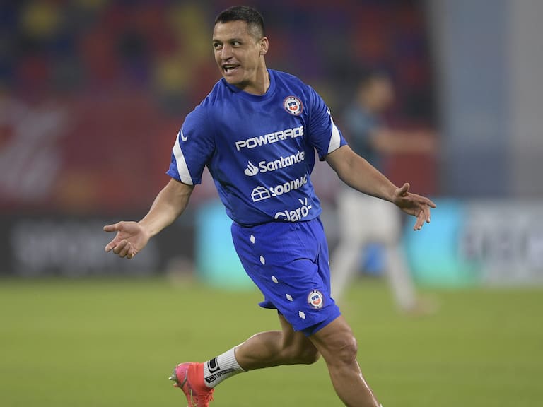 SANTIAGO DEL ESTERO, ARGENTINA - JUNE 03: Alexis Sanchez of Chile warms up before a match between Argentina and Chile as part of South American Qualifiers for Qatar 2022 at Estadio Unico Madre de Ciudades on June 03, 2021 in Santiago del Estero, Argentina. (Photo by Juan Mabromata - Pool/Getty Images)