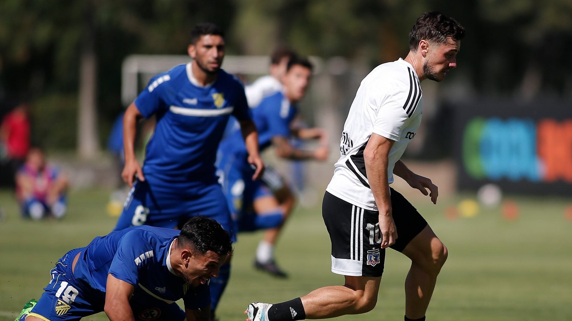 Colo Colo vapulea a Barnechea con gran goleada antes de disputar el Superclásico
