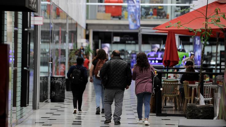 Trabajadores insisten en adelantar el horario de cierre del comercio en Chile: esta es la hora que buscan establecer