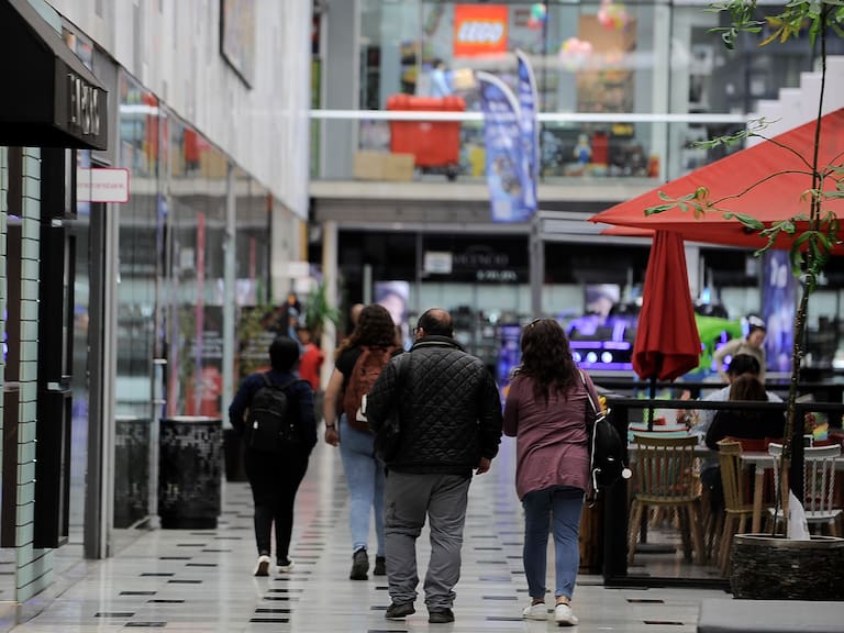 Trabajadores insisten en adelantar el horario de cierre del comercio en Chile: esta es la hora que buscan establecer