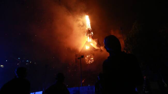 18 de octubre de 2020/SANTIAGO Bomberos trabaja en apagar el incendio que se extendió hasta la cúpula de la Iglesia de Carabineros durante la conmemoración del un año del estallido social
FOTO:JOSE ZUÑIGA/AGENCIAUNO