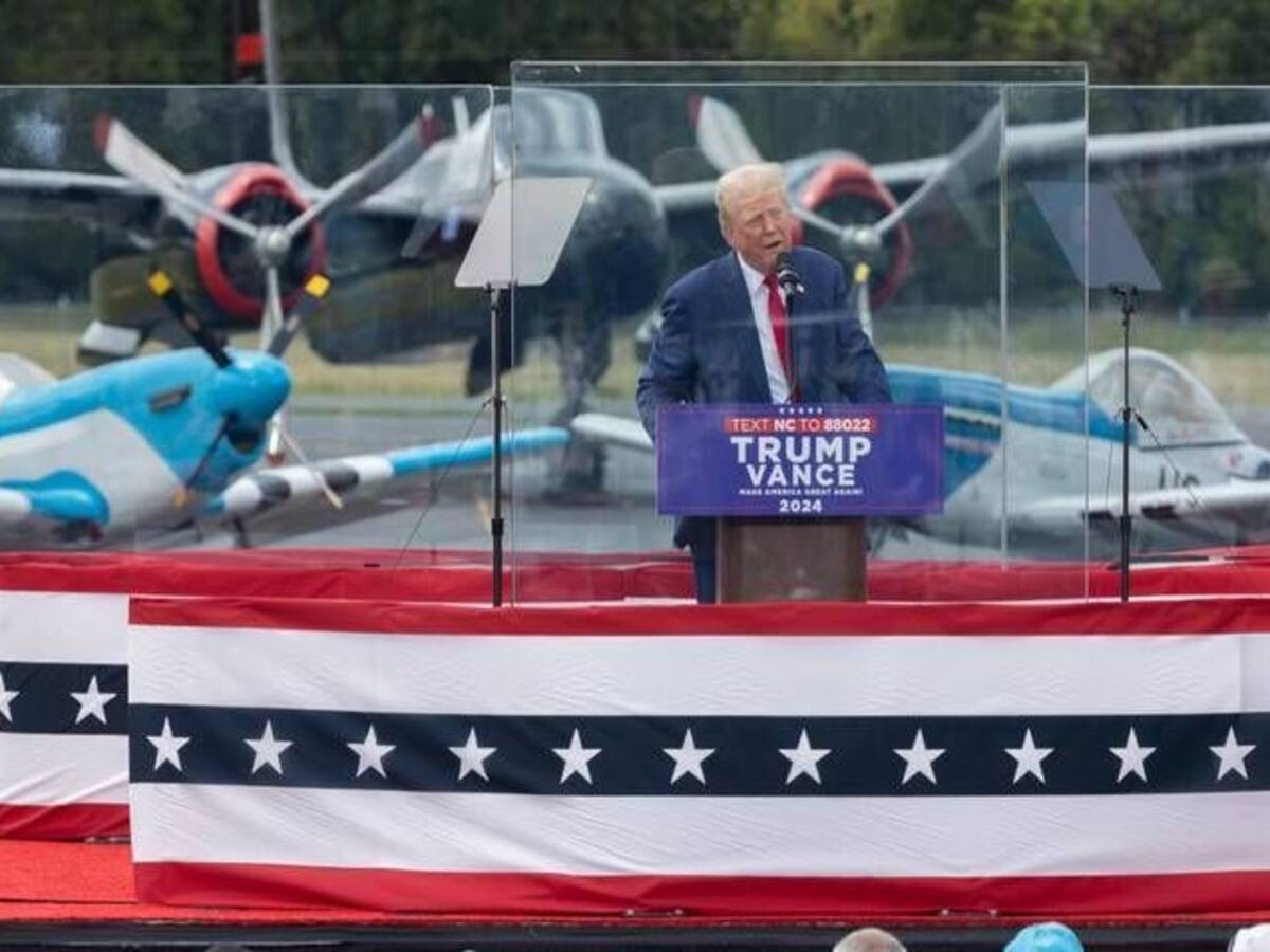 Tras un cristal antibalas: Donald Trump celebra su primer mitin en Carolina del Norte desde el atentado