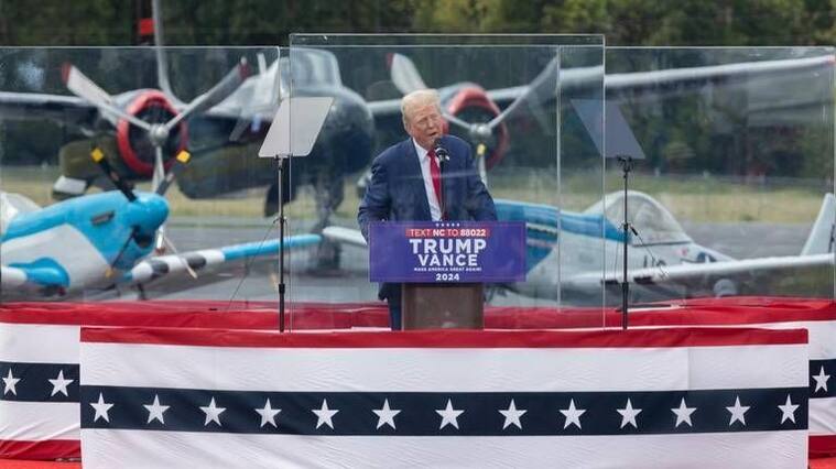 Tras un cristal antibalas: Donald Trump celebra su primer mitin en Carolina del Norte desde el atentado