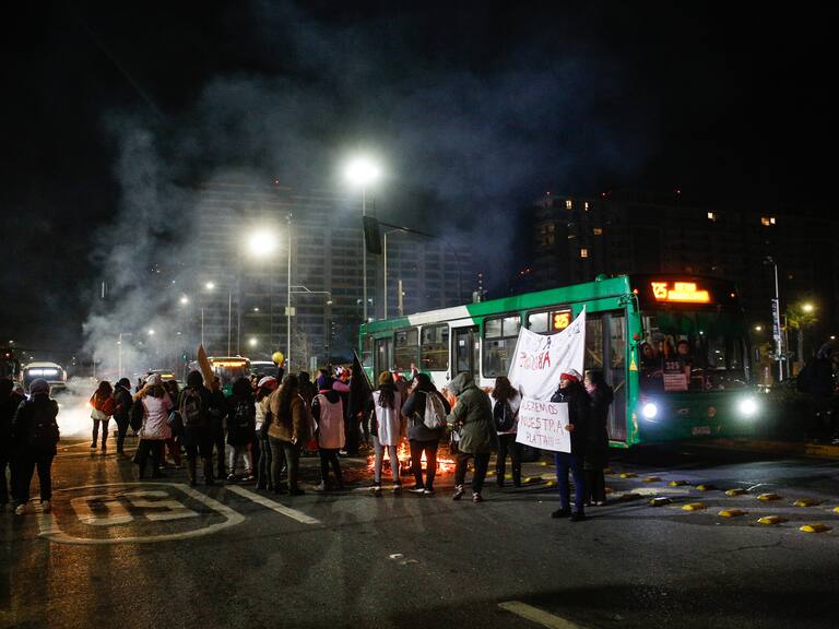 Manipuladoras de alimentos protestan en diversos puntos de Santiago: exigen el pago de sus finiquitos