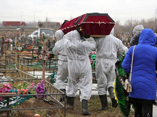 Trabajadores realizan el funeral de una víctima en Rusia