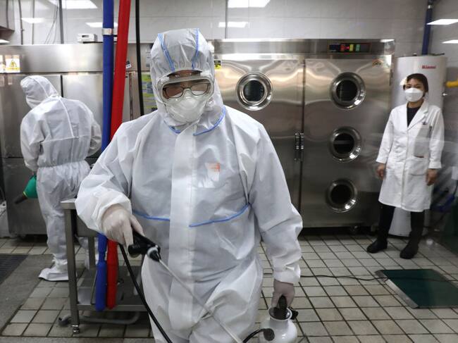 Trabajadores desinfectan edificios en Seúl