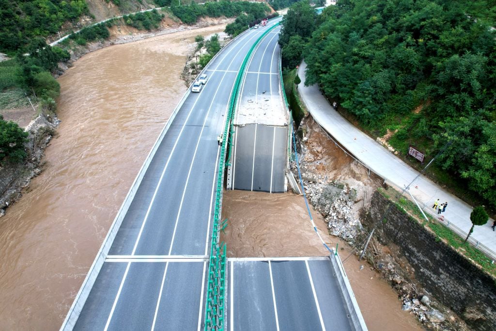 Las lluvias torrenciales y la crecida de un río provocaron el colapso de una parte de un puente en Shangluo en China, donde se registran al menos 38 muertos.