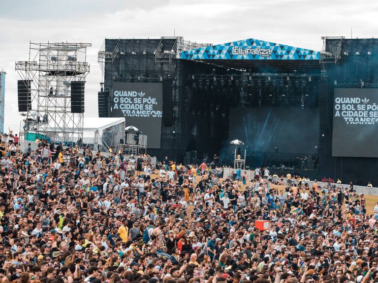 SAO PAULO, BRAZIL - APRIL 07: A general view of the crowd  during the third day of Lollapalooza Brazil Music Festival at Interlagos Racetrack on April 07, 2019 in Sao Paulo, Brazil. (Photo by Mauricio Santana/Getty Images)