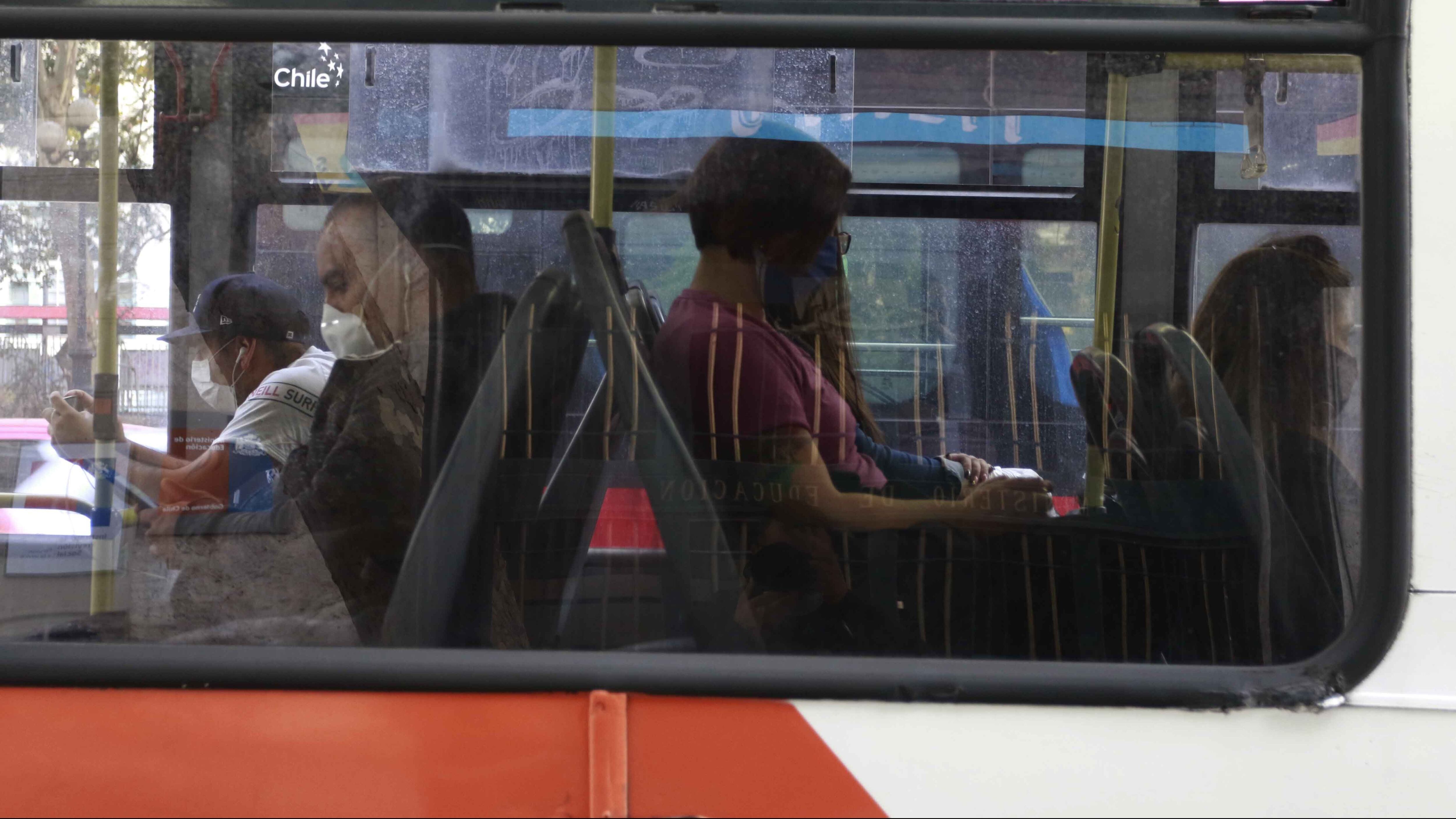 15 de Abril de 2020/SANTIAGOUn grupo de personas arriba de un bus, durante el retorno de personas  hacia al poniente de la Capital 
FOTO: MAURICIO MENDEZ/AGENCIAUNO