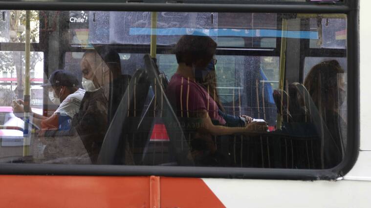 15 de Abril de 2020/SANTIAGOUn grupo de personas arriba de un bus, durante el retorno de personas hacia al poniente de la Capital
FOTO: MAURICIO MENDEZ/AGENCIAUNO