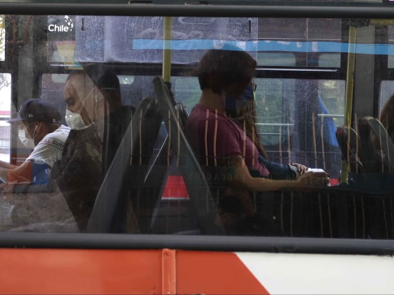 15 de Abril de 2020/SANTIAGOUn grupo de personas arriba de un bus, durante el retorno de personas  hacia al poniente de la Capital 
FOTO: MAURICIO MENDEZ/AGENCIAUNO