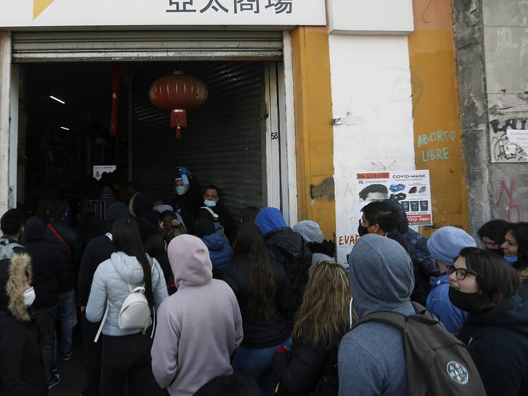 Clausuran «mall chino» por aglomeración de personas en primer día de transición en Santiago