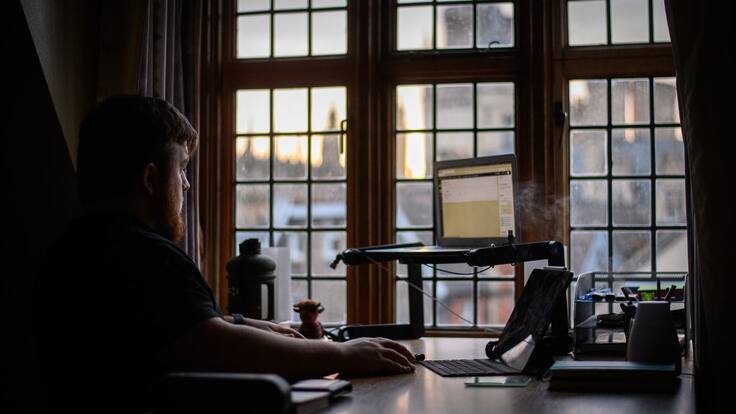 La importancia de visibilizar el rol de quienes cuidan y estudian en la educación superior 100% online