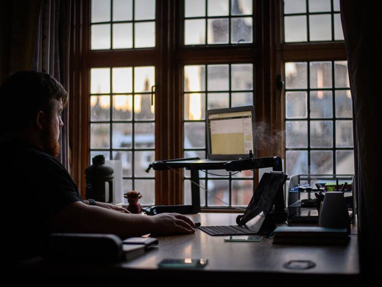 La importancia de visibilizar el rol de quienes cuidan y estudian en la educación superior 100% online