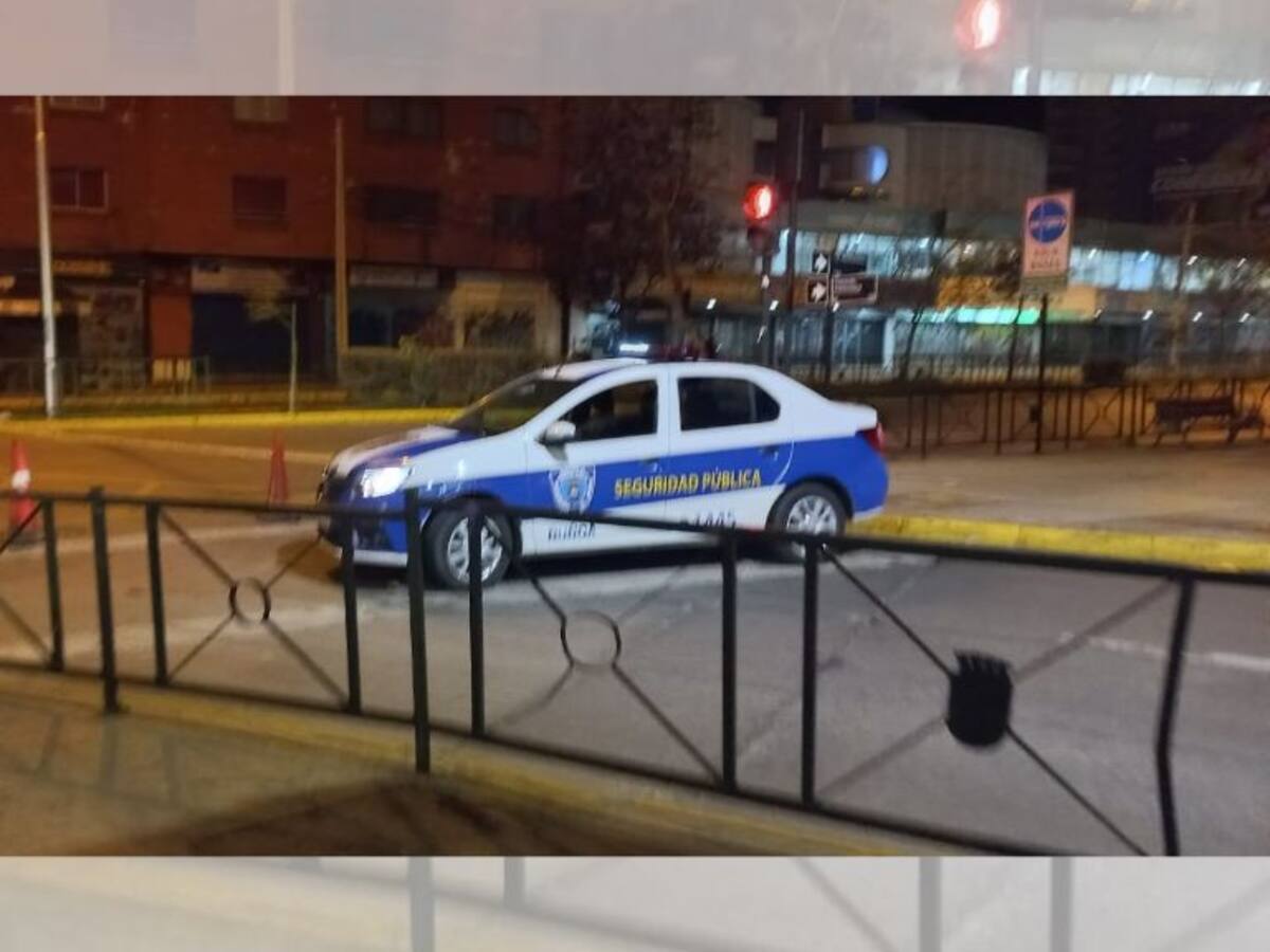 Accidente de tránsito en Ñuñoa: conductor arrasó con un poste antes de chocar contra el muro de un edificio residencial
