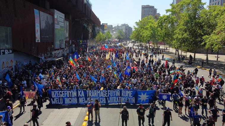 Marcha por la resistencia mapuche terminó con desórdenes en el centro de Santiago