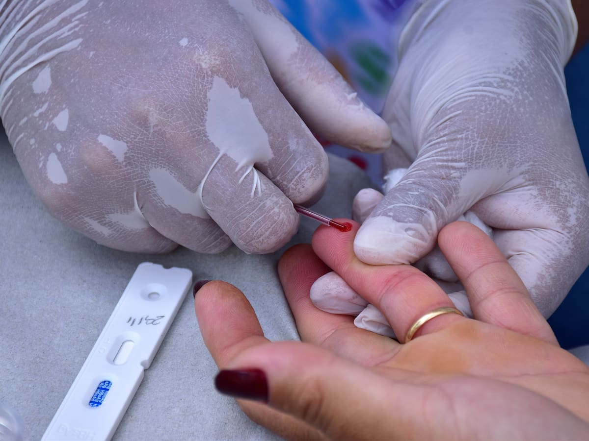 Entregan agujas y tratamiento gratis: Las drásticas medidas de Fiyi para frenar el contagio masivo de VIH