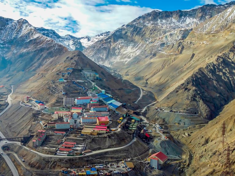 Muy cerca de Santiago: así puedes llegar a un mágico pueblo cordillerano, rodeado de nieve y patrimonio de la humanidad