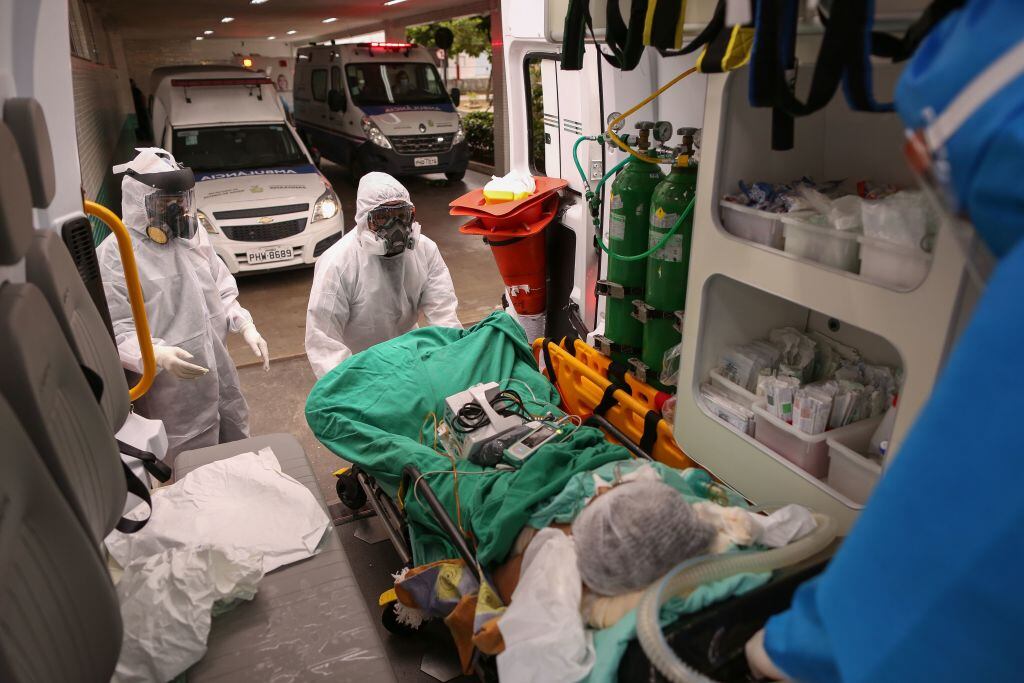 Paramédicos asisten a un paciente de Covid-19 en Manaos