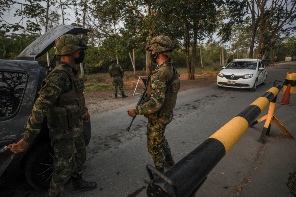 Soldados colombianos custodian la zona de Arauca de las guerrillas
