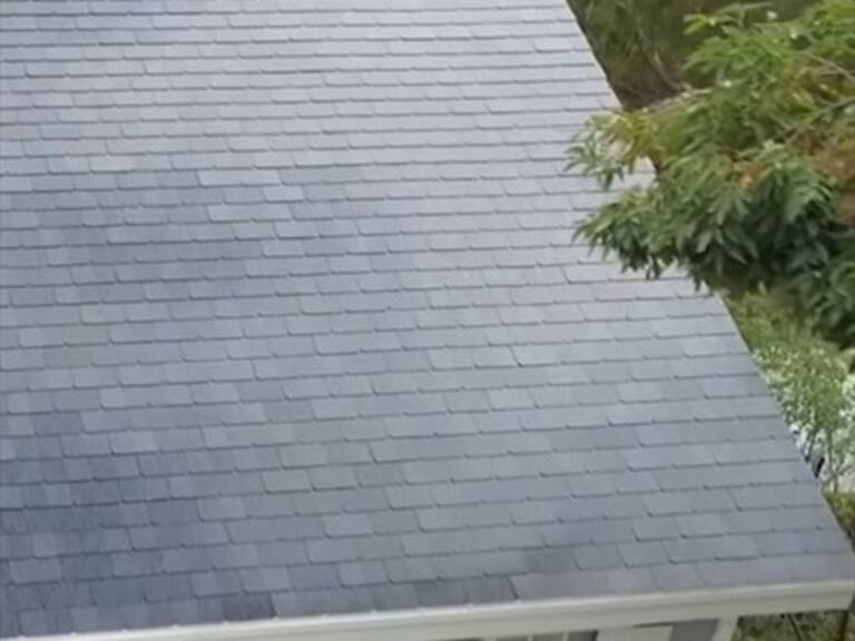 Tesla presentó paneles solares que parecen tejas