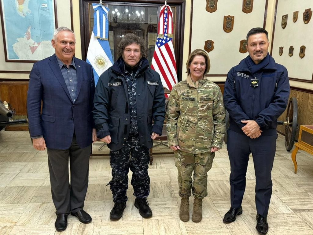 El presidente de Argentina, el ultraderechista Javier Milei, junto a la generala estadounidense Laura Richardson en la Patagonia.