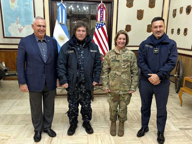 El presidente de Argentina, el ultraderechista Javier Milei, junto a la generala estadounidense Laura Richardson en la Patagonia.