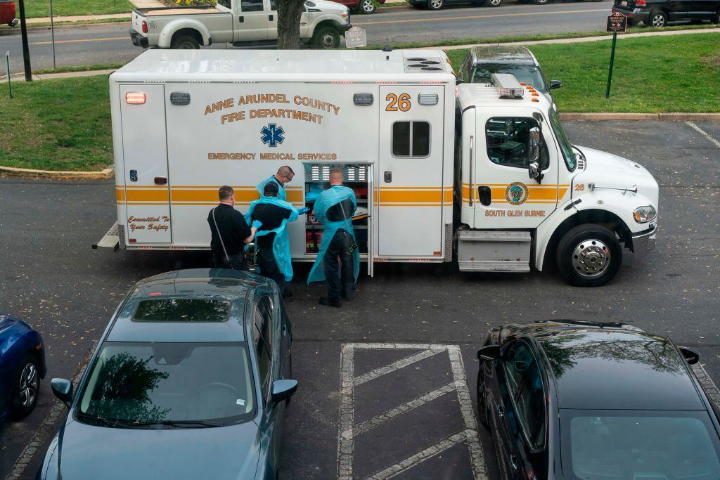 Paramédicos asisten a un potencial paciente de Covid-19 en Maryland