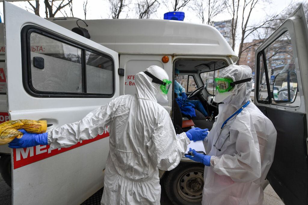 Paramédicos atienden a un paciente de Covid-19 en Vladivostok