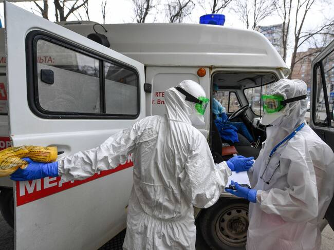 Paramédicos atienden a un paciente de Covid-19 en Vladivostok