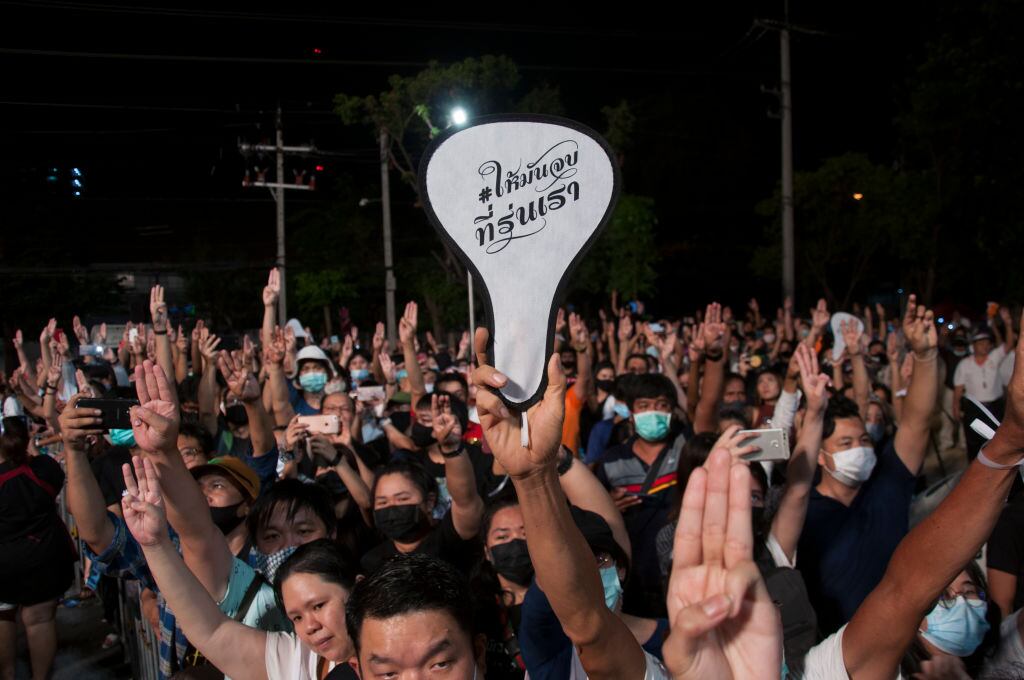 Tailandeses protestando y haciendo el saludo de tres dedos / Getty Images