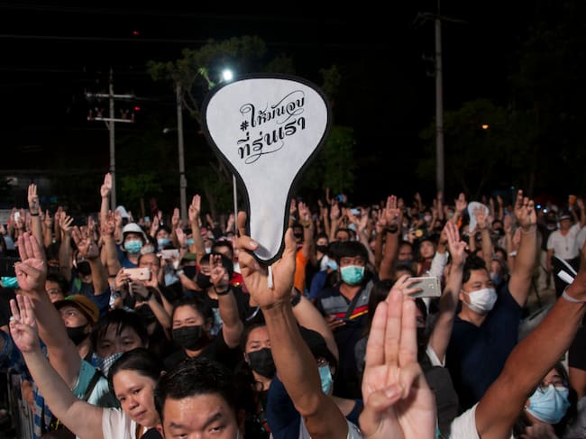 Tailandeses protestando y haciendo el saludo de tres dedos / Getty Images