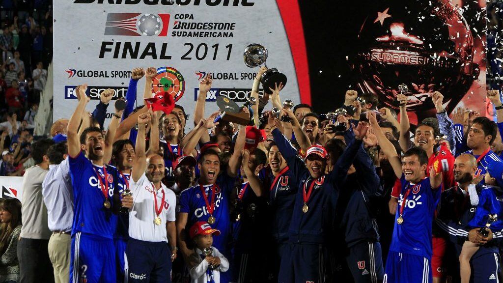 14 de Diciembre de 2011/SANTIAGO El equipo de Universidad de Chile recibe la Copa Sudamericana luego de vencer a Liga Deportiva Universitaria de Quito, jugado en el Estadio Nacional
FOTO:NADIA PEREZ/AGENCIAUNO