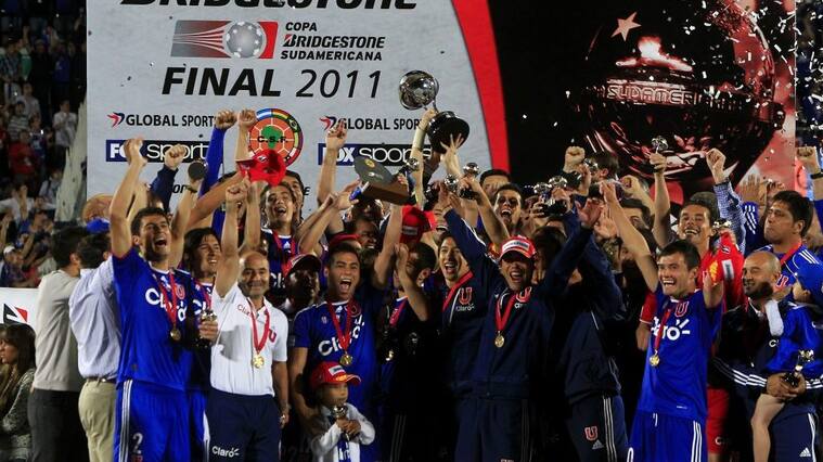 14 de Diciembre de 2011/SANTIAGO El equipo de Universidad de Chile recibe la Copa Sudamericana luego de vencer a Liga Deportiva Universitaria de Quito, jugado en el Estadio Nacional
FOTO:NADIA PEREZ/AGENCIAUNO