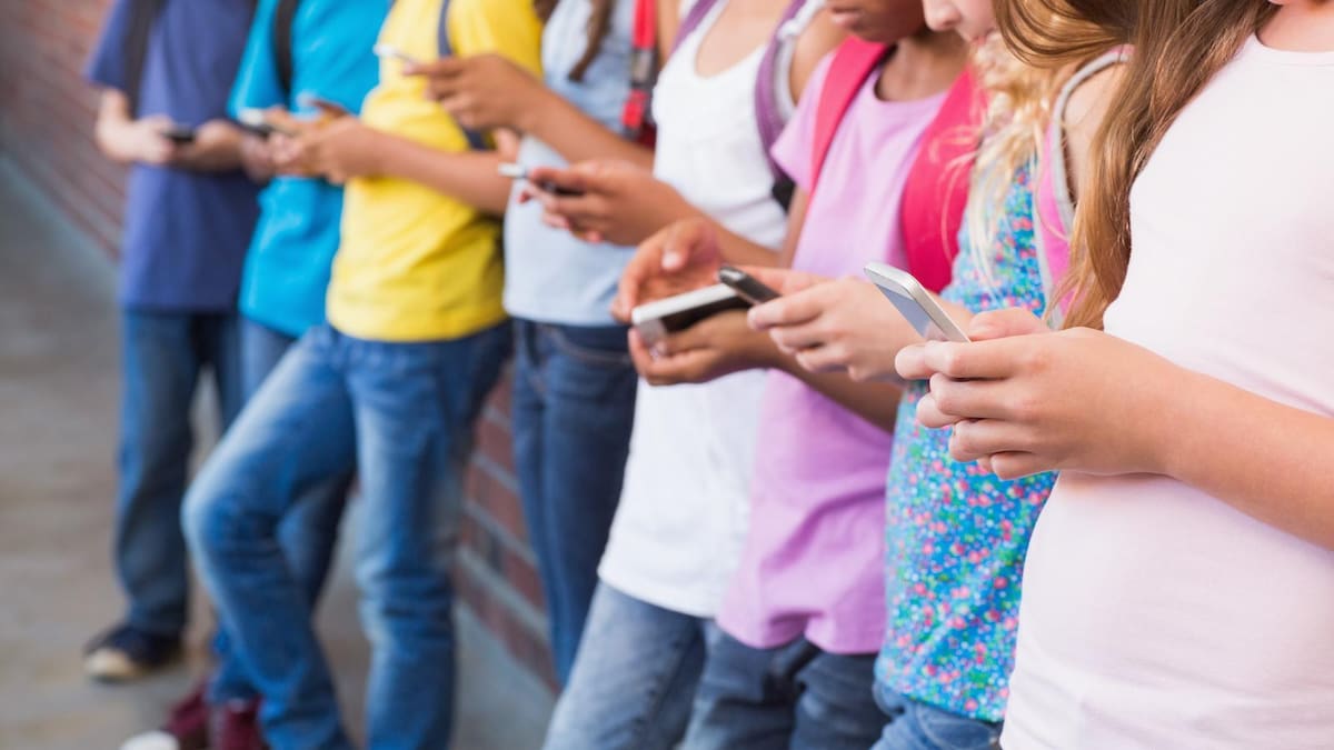 Diputado anuncia proyecto de ley para prohibir uso de redes sociales en menores de 16 años en Chile