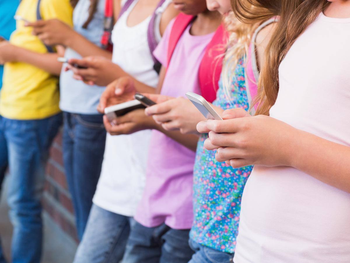 Diputado anuncia proyecto de ley para prohibir uso de redes sociales en menores de 16 años en Chile
