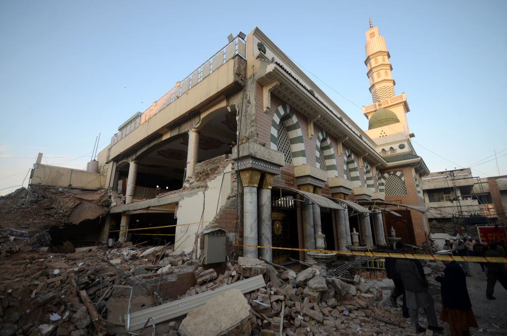 El daño en la mezquita que dejó ataque explosivo en Pakistán