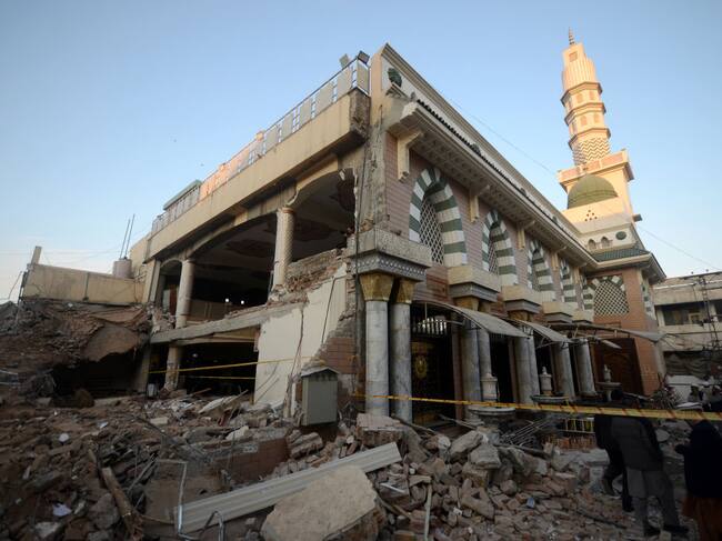 El daño en la mezquita que dejó ataque explosivo en Pakistán