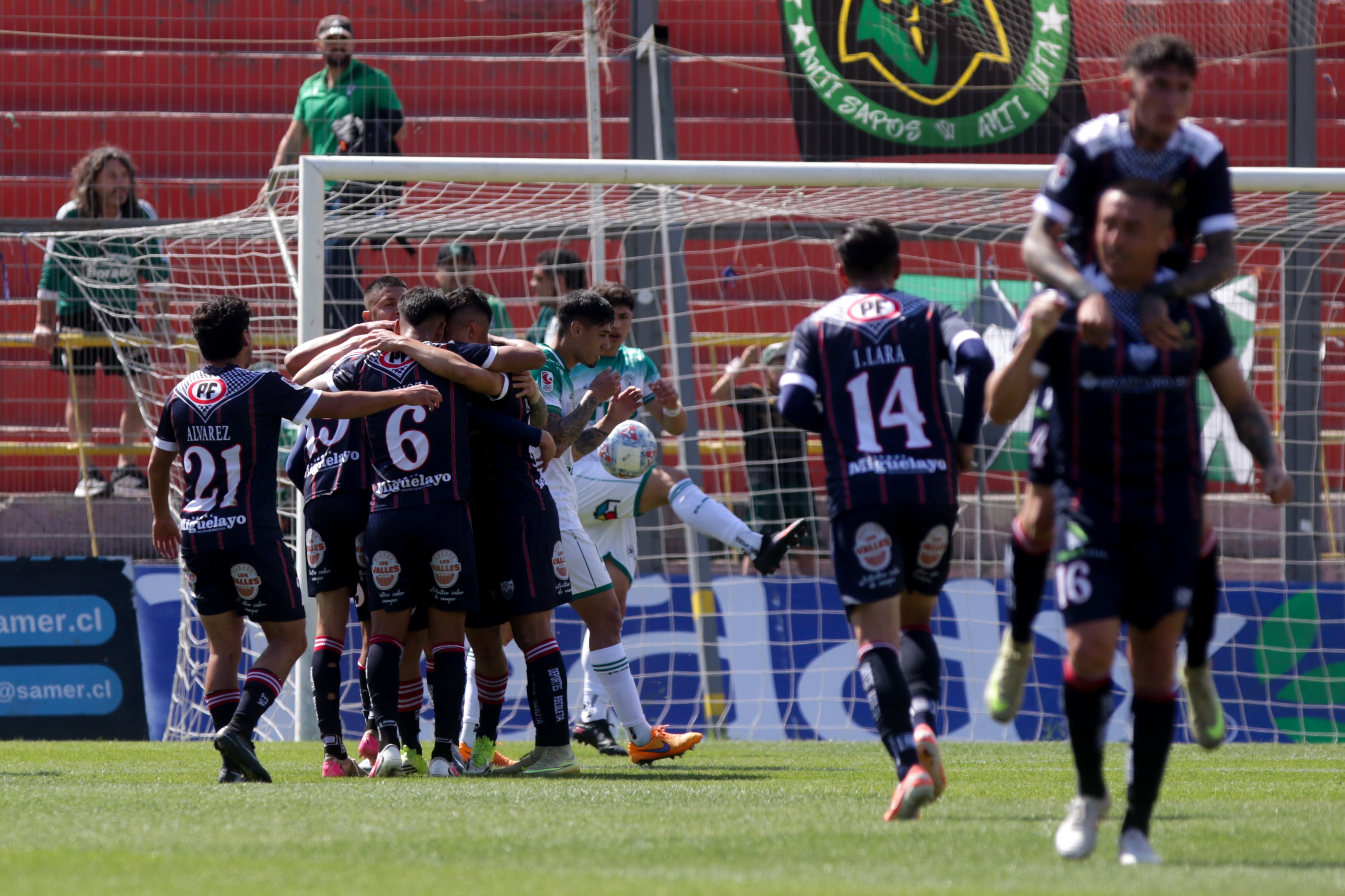 Santiago Wanderers vuelve a enredarse y cede terreno en la pelea por el título de la Primera B
